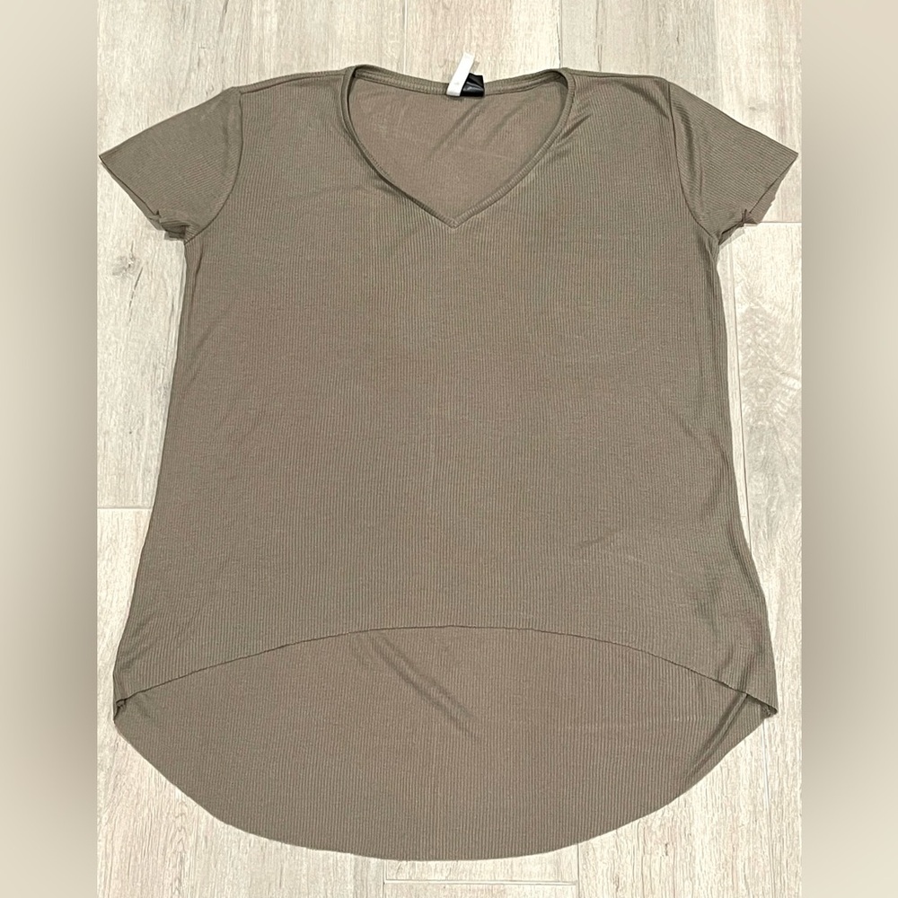 H&M Divided short sleeve knit top Size XS
Khaki V neck